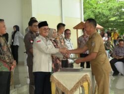 Bupati Surunuddin Serahkan 37 SK Perpanjangan Penugasan Kades