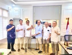 DPD Gerindra Sultra Serahkan Rekomendasi Partai Untuk Konsel dan Kolut