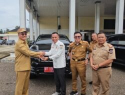 Bupati Surunuddin Serahkan Tiga Unit Kendaraan Dinas ke Unsur Pimpinan DPRD Konsel
