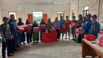 Dinsos Konsel Salurkan Bantuan Korban Angin Puting Beliung di Desa Wuura