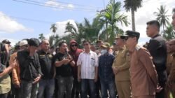 Protes Infrastruktur, Konsorsium Masyarakat Andoolo Blokir Jalan di Konawe Selatan
