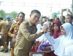 Bupati Irham Kalenggo Salurkan 3.300 Seragam Sekolah SD-SMP di Tujuh Kecamatan