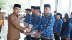 Bupati Konsel Serahkan SK PNS, CPNS Lulusan IPDN, dan Teken Perjanjian Kerja PPPK Tahap II