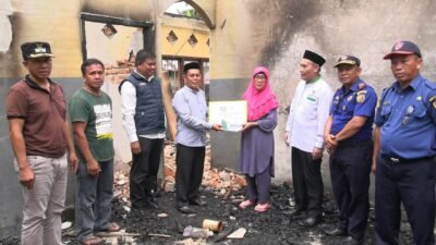Baznas Konsel Salurkan Bantuan Uang Tunai untuk Korban Kebakaran di Andoolo Barat