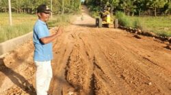 Kades Lalembuu ‘Tambal’ Jalan Provinsi dengan Dana Pribadi