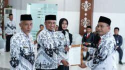 Ketua PGRI Konsel Saiful Akbar Kalenggo Lantik Pengurus PGRI Tingkat Kecamatan